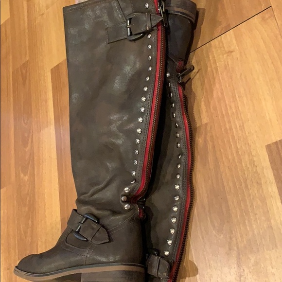 Boots - Picture 3 of 5